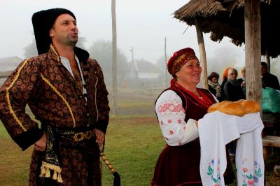 Козак и хозяйка встречают гостей с хлебом на козацком хуторе "Галушковка"